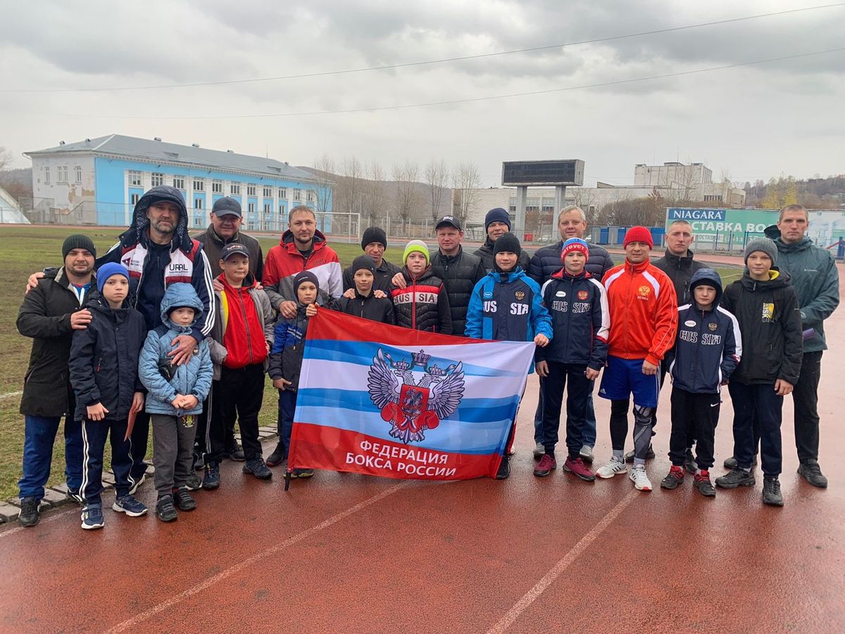 С папой — за рекордами! В Златоусте на стадионе «Металлург» прошла  спортивная акция | 22.10.2021 | Златоуст - БезФормата