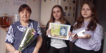 Осталась лишь открытка. В Златоусте ученики школы №3 навестили мать погибшего бойца
