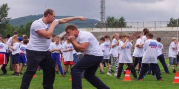 Урок для 200 учеников. В Златоусте День бокса отметили тренировкой под открытым небом