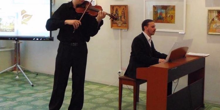 Творческими узами. Златоустовцев приглашают на выставку графики и изделий из керамики