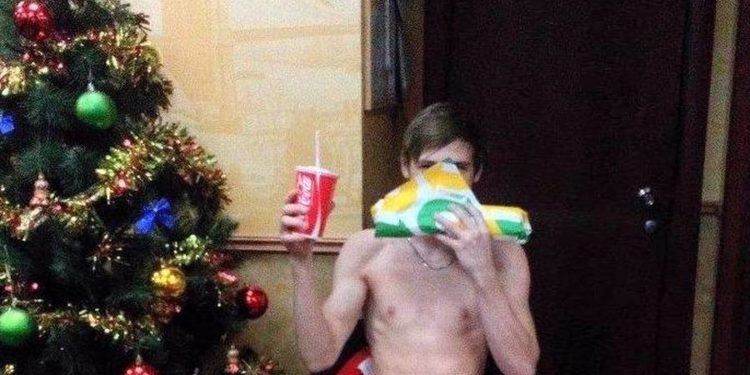 Хочешь есть — раздевайся. Кафе в Златоусте накажут за «голую» рекламу