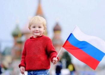 Краски триколора. Златоуст отметил День флага чередой мероприятий