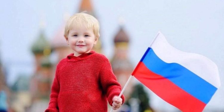 Краски триколора. Златоуст отметил День флага чередой мероприятий