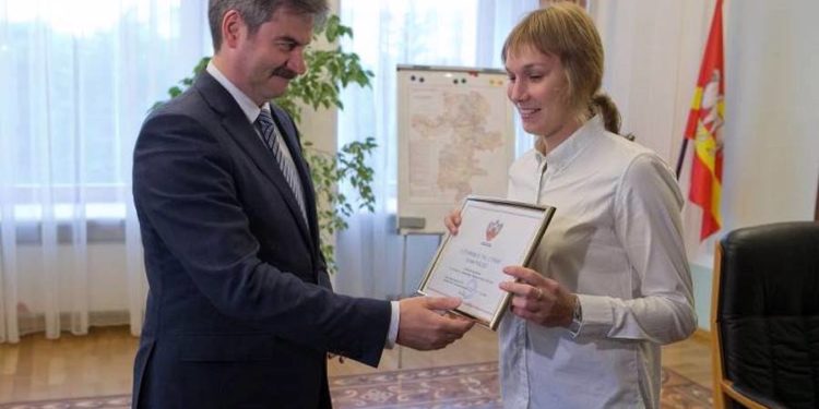Вновь на пьедестале. Вице-губернатор поздравил спортсменку из Златоуста с боевым «серебром»