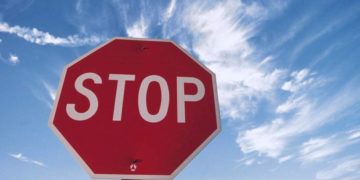 Дальше только ногами. Пешеходы Златоуста «отстояли» тротуар одной из улиц