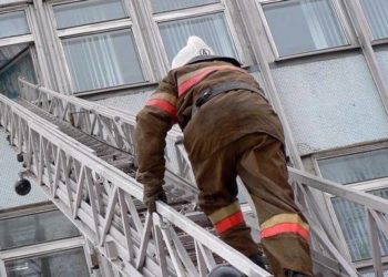 Златоустовские пожарные предотвратили «полеты» малышки и «Карлсона»