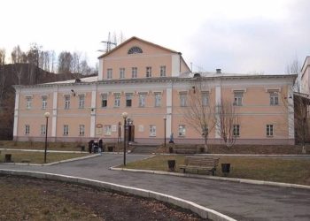 Перезахоронить и сберечь: судьба памятного места у краеведческого музея Златоуста