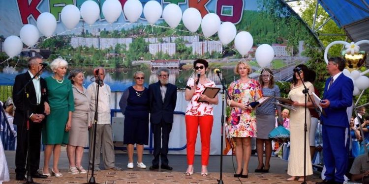С благословения святых. День семьи в Златоусте отметили свадебным бумом