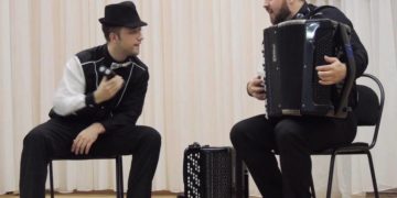 Ковбойский выстрел и овации. Златоуст посетили известные баянисты-виртуозы