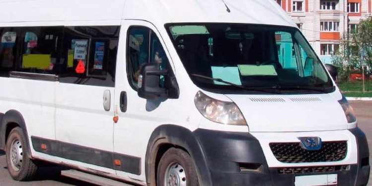 Автобус арестовали, пассажиров высадили. В Златоусте дорогу маршрутке преградили исполнительным листом