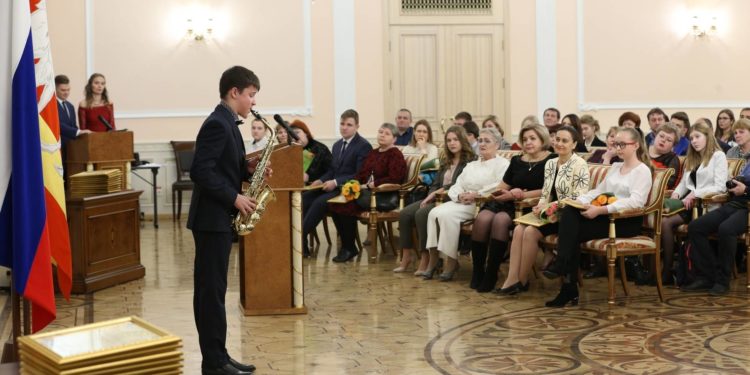 За тягу к открытиям. Губернатор региона поощрил премией одаренных детей из Златоуста