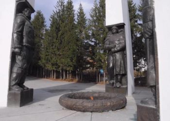 Вплоть до ареста. Златоустовские школьницы ответят за вандализм у Вечного огня