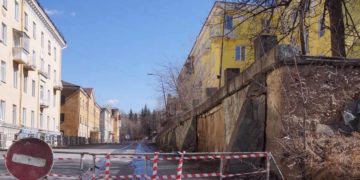 Критический наклон. В Златоусте ограничили движение из-за ремонта подпорной стены