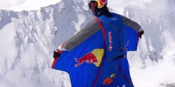 Точка невозврата. Московский режиссер представил златоустовцам фильм о бейсджампинге