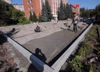 С новой обложкой. В Златоусте приступили к ремонту площади перед центральной библиотекой