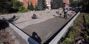 С новой обложкой. В Златоусте приступили к ремонту площади перед центральной библиотекой