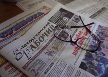Полвека с газетой. Читательница «Златоустовского рабочего» сделала внучке необычный подарок