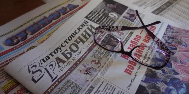 Полвека с газетой. Читательница «Златоустовского рабочего» сделала внучке необычный подарок