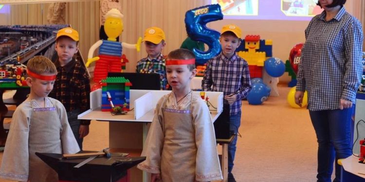 Будущее из конструктора. Златоустовские детсадовцы рассказали о взрослой жизни на языке лего