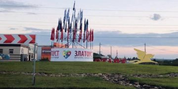 Гордо реет. В Златоусте к 264-летию города обновили флаговую конструкцию на объездной дороге