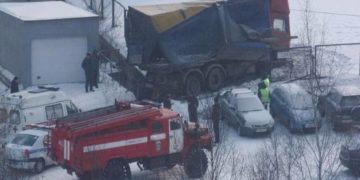В метре от трагедии. В Златоусте неуправляемый большегруз едва не сбил женщину и протаранил авто