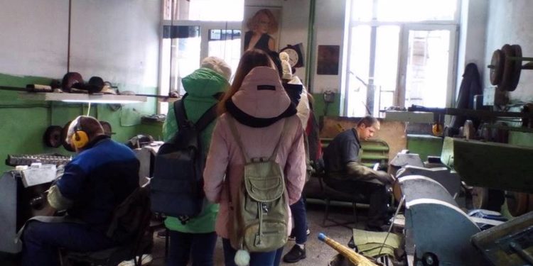 От экскурсии — к трудоустройству. Студентам Златоуста показали работу местных предприятий