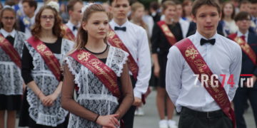 В темпе вальса. Златоустовские выпускники закружились под открытым небом