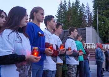 «Хочешь мира? Помни о войне». Златоуст присоединился к акции «Свеча памяти»