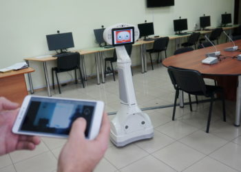 Роботы у доски и тексты для рук. Златоустовский техникум вооружился гаджетами для «особых» студентов