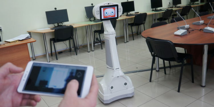 Роботы у доски и тексты для рук. Златоустовский техникум вооружился гаджетами для «особых» студентов