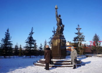 На родине самородков. В Златоусте официально открыли скульптуру молодого горняка