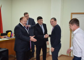 В поле внимания. Глава Златоуста поздравил футболистов с «золотом» чемпионата области