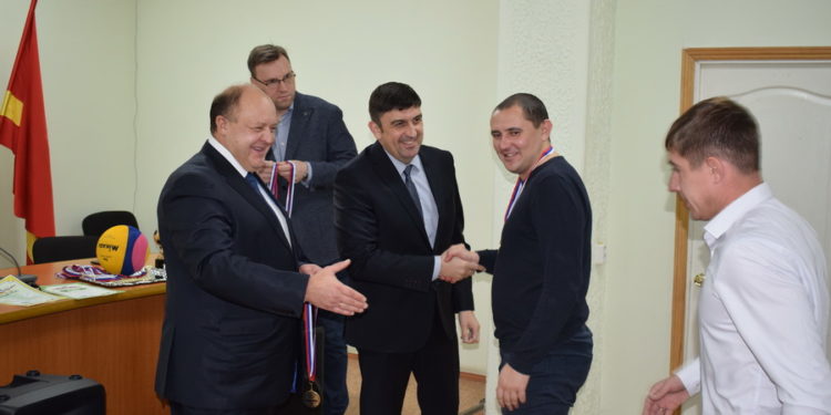 В поле внимания. Глава Златоуста поздравил футболистов с «золотом» чемпионата области