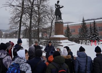 Память крепче булата. В Златоусте отметили 65-й день рождения монумента великому металлургу