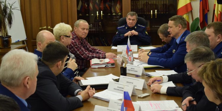 Прямая связь. Златоустовцы пожаловались заму генпрокурора на мусор и ветхие дома