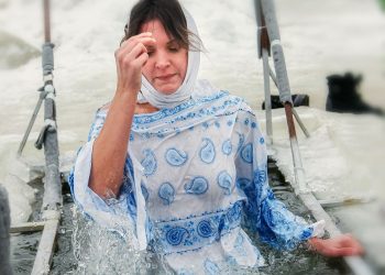 Ласковая айская иордань. Около тысячи златоустовцев искупались в проруби на Крещение