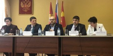 «Живите и не знайте бед!». В Златоусте с вековым юбилеем поздравили педагога-ветерана