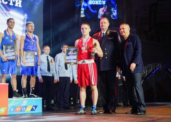 Чемпионский характер. С крупной победой златоустовца поздравил боксёр-легенда