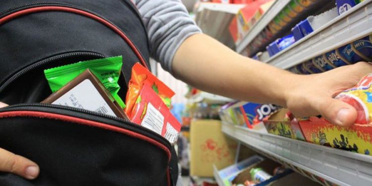 Придется несладко. В Златоусте поймали девушку на краже конфет