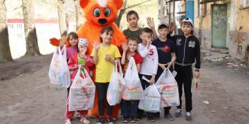 На каждый день. Крупная торговая сеть вручила златоустовцам хознаборы