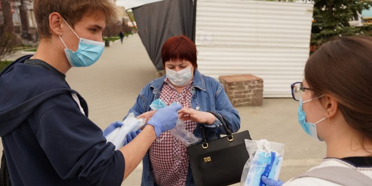Обличье прежнее. Златоустовцам продолжат раздавать бесплатные маски в условиях пандемии