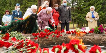 Не забыты. В Златоусте День памяти и скорби отметили возложением венков и открытием памятного стенда