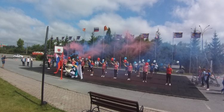 Попали в цвет. Златоустовские «уралочки» поддержали поправки в Конституции флешмобом