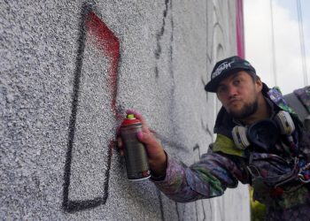 300 «квадратов» стрит-арта. Уличные художники посвятили в детали росписи 9-этажки в Златоусте