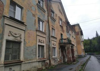 Душ из камней. В Златоусте на ребенка осыпался потолок