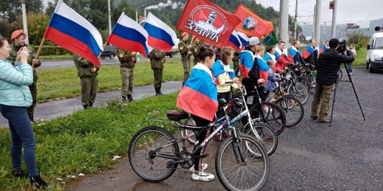 Белыми, синими, красными. Златоуст отметил День государственного флага велопрогулкой и онлайн-акциями