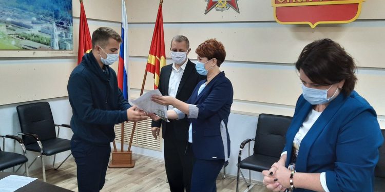 Благоустроенное будущее. Еще восемь златоустовских сирот отпразднуют новоселье