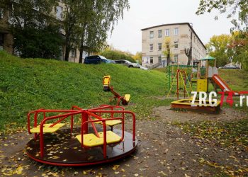 Комплексный подход. В Златоусте работы по сезонному благоустройству дворов вышли на финальный этап