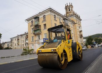 Разровняли горы. Саткинцы уложили в Златоусте больше 40 тысяч квадратных метров асфальта