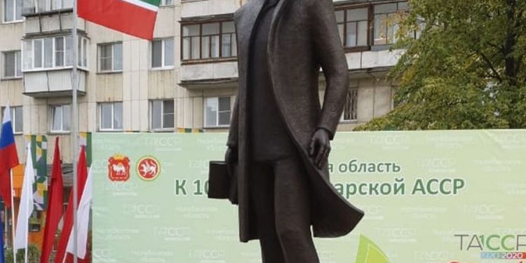 На уровне единения. В столице Южного Урала презентовали скульптуру именитого златоустовца